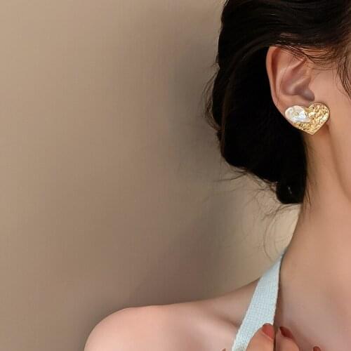 U-Magical Temperament Irregular Gold Metallic Love Heart Imitation Pearl Dangle Earring for Women Asymmetry Earring Jewellery