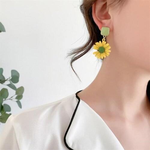 European and American popularity contracted eardrop pure and fresh joker flower small Daisy earring earrings fashionable individ