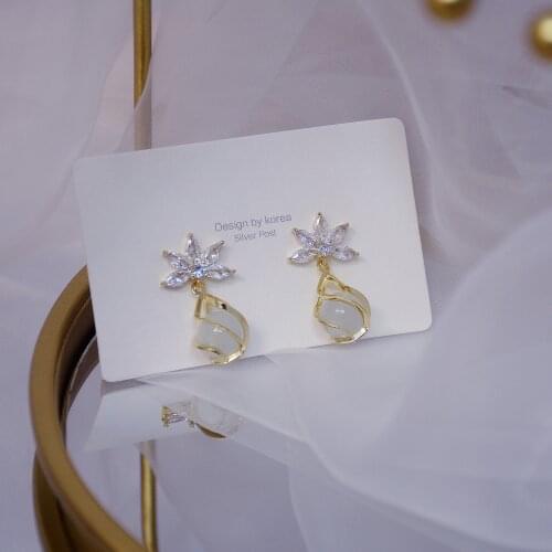 New Design Fashion Korea Jewelery Crystal Flower Small Ball Stud Earrings for Woman Holiday Party Daily Exquisite Earring