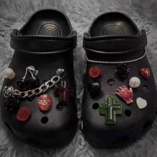 Decoration Croc Charms Cool Gothic Metal Chain Designer Personalized Rose Cross Pearl Accessories Croc Charms Finished Products