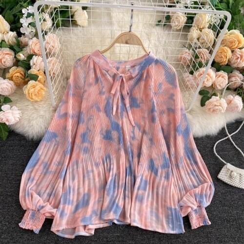 Korean Style Shirt Women 2021 New V-neck Puff Sleeve Loose Pleated Slimming Tie-dye Chiffon Blouse Fashion Womens Tops