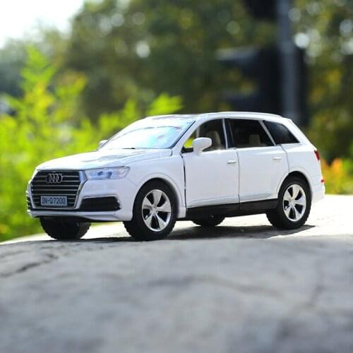 Boy toy Die-casts car model Electronic with sound light Vehicle gift for children 1:32 business van Q7 SUV