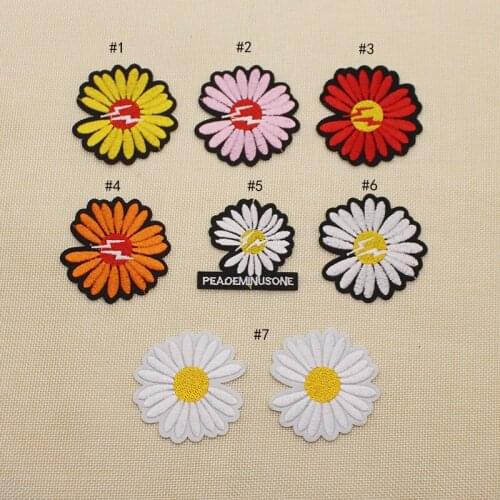 100pcs/lot Embroidery Patch Letter Daisy Flower Shirt Jean Backpack Clothing Decoration Accessory Iron Heat Transfer Applique