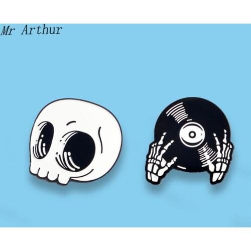 Skull Disk Enamel Pin Skeleton Hand Badge Brooch Backpack Clothes Lapel Pin Retro Jewelry Gift for Friends
