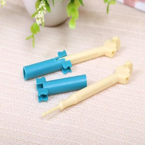 2015 popular hot rainbow bracelet with mini plastic crochet toys for children