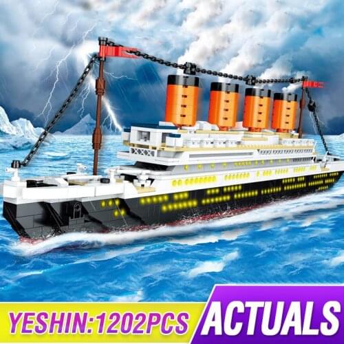 MOC Creative High-Tech Steamboat Model The Titanic RMS Cruise Boat Ship Building Blocks Bricks Kids Toys Christmas Gifts