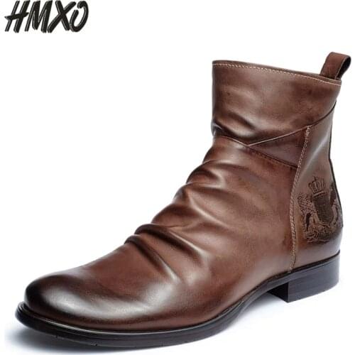 HMXO Knight Badge Embroidered Short Boots Zipper British Style Leather Boots Pleated Work Boots Soft Casual Men Leather Boots