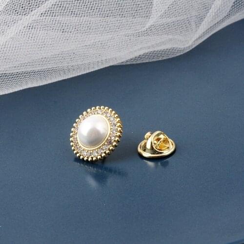 Korean Button Brooch Fashion Pearl Rhinestone Buckle Imitation Shell Beads Butterfly Pin Scarf Buckle Women Sweater Collar Pins