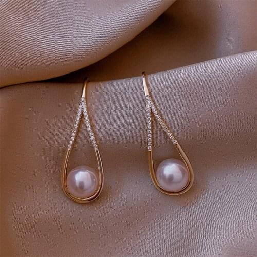 2021 New French female fashion net red earrings personality long imitation pearl earrings