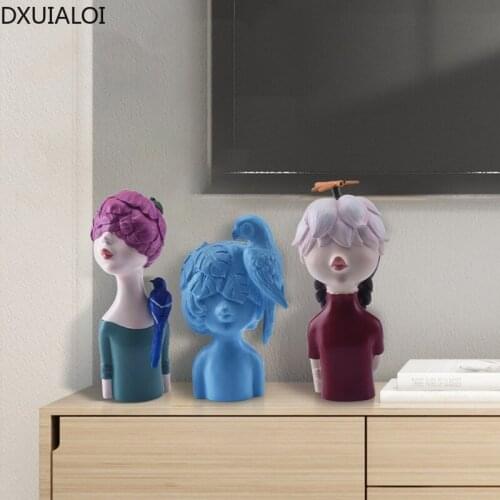 DXUIALOI Creative Character Art Decoration Resin Crafts Housewarming Gift Home Living Room Desktop Bedroom Entrance Decoration