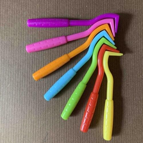 Pet Flea Remover Tool Scratching Plastic Hook Remover Cat Dog Grooming Tick Removal Tool Pet Insect Extractor Hook Tweezers Comb