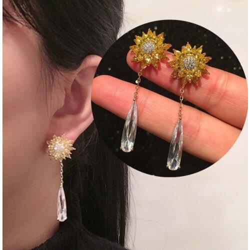 Exquisite Daisy Earring Sunflower Hoop Dangle Earrings for Wedding Engagement Jewelry White Crystal Fashion Boho Accessories