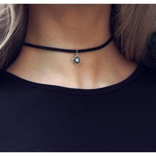 2021 Retro Female Clavicle Chain Velvet Belt Short Necklace Petal Moonstone Small Pendant Fashion Necklace Collar