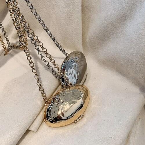 [EAM] Women New 2021 Unique Design Personality Mini Fashion Simple Gold Chain One-shoulder Messenger Shell Bag Summer 18A5272