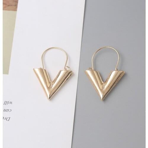 Exaggerated Big V-Shape Drop Earrings Gold Color Letter Pendants Hook Earrings for Women Unusual earrings boucles d'oreilles