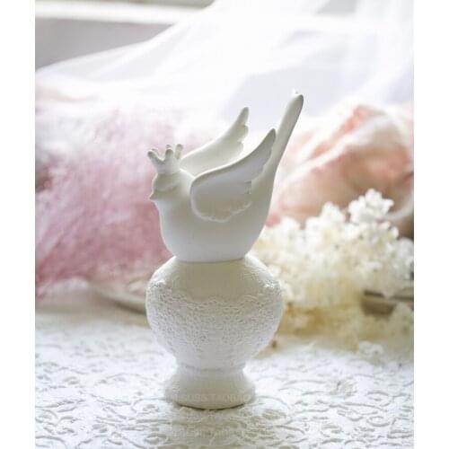 Creative ceramic white birds statue home decor Crown birds ornament crafts room wedding decoration porcelain animal figurines