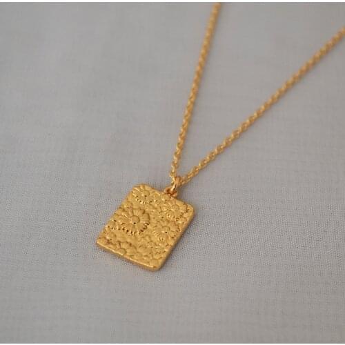 Japanese and wind fresh romantic flower embossed square pendant brass gilded short amount chain collar collar girl necklace