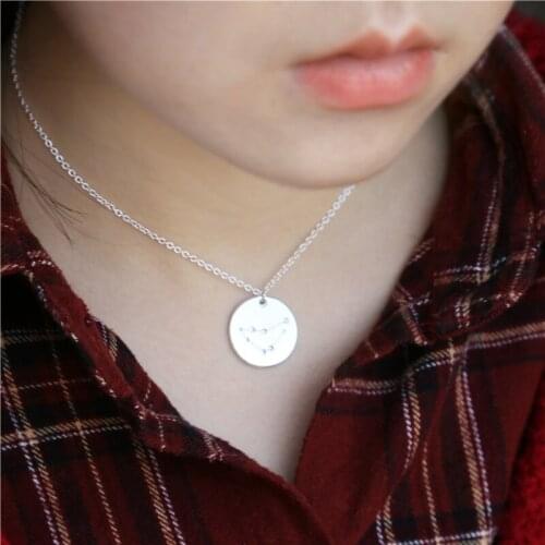 Capricorn pendant necklace popular in Europe and the United States, is a gift from his mother to his girlfriend