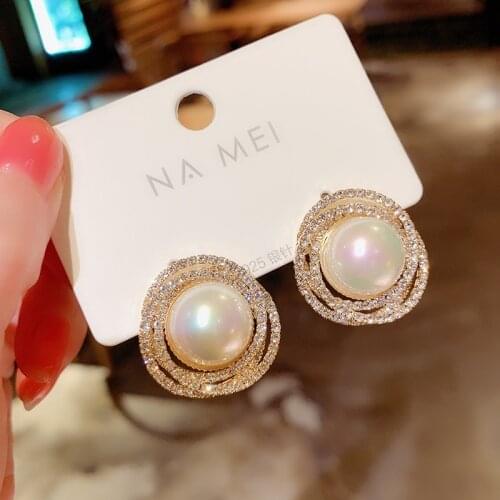 Vintage pearl earrings 2020 new trend earrings simple small earrings European and American exquisite Round jewelry earrings