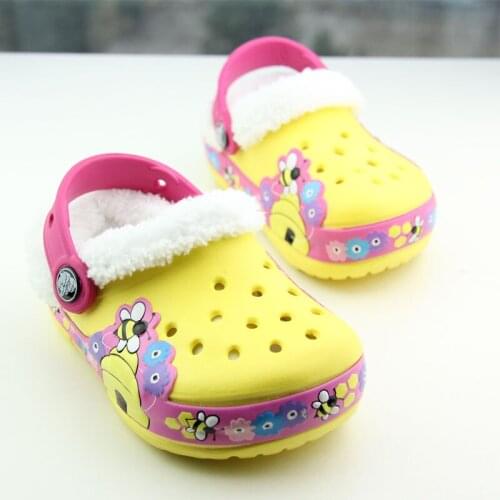 Cartoon Bear Kids Clogs Warm Fur Childrens Indoor Shoes Home Hole Mules Light Pins Sandal EVA Flat Kid Shoes