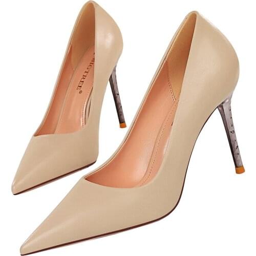 Коротко в моде, металлические каблуки, высокие каблуки, шпильки, высокие каблуки, весенняя осень