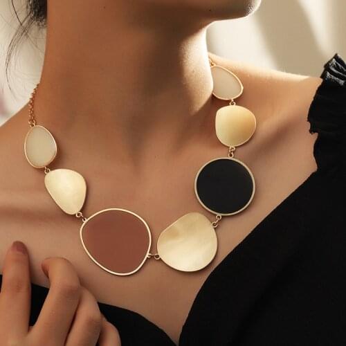 Vintage Exaggerated Round Pendant Choker Necklaces for Women Boho Gold Chain Big Wafer Dangle Statement Necklace Fashion Jewelry
