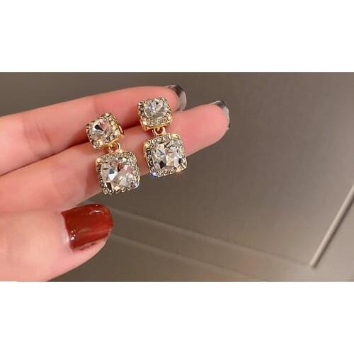 Fashion New Earrings Tide Female Temperament High Sense Of The Palace Wind Niche Wild Earrings Womens Wholesale
