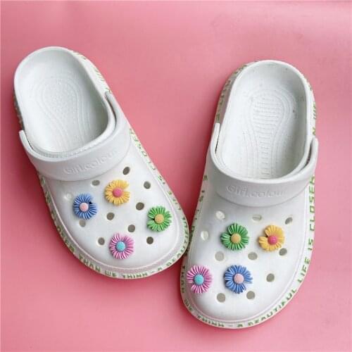 Hole Slippers Shoe Buckle Anime Cute Chars Croc Chrysanthemum Decoration Designer Accesoire Garden Shoe Decoration Fit Kid Gift