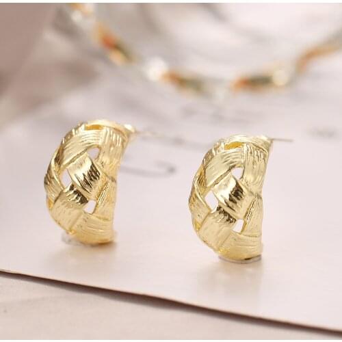 European and American exaggerated jewelry with Irregular metal fish bone hollow woven arc earrings for women party gifts