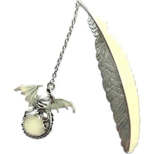 Metal Bookmark Vintage Copper Feather Shaped Bookmark Luminous Ornament with Dragon Pendant Glow in The Dark Decor SCVD889