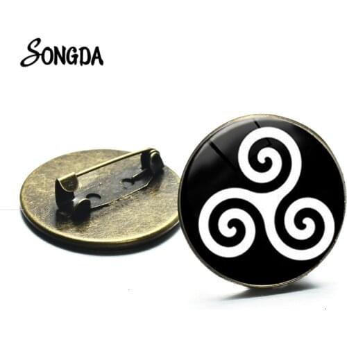 New Arrival Teen Wolf Symbol Brooches Bronze Plated Vintage Triskele Triskelion Allison Amulet Brooch Collar Pins