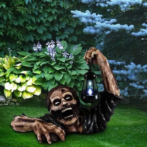 Zombie Holding Lantern Resin Zombie Garden Statues Horror Movie Garden Gnomes Statue For Outdoor Halloween Decoration