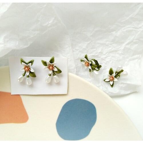 Vintage Green Leaf Pearl Pendant Clip on Earrings Without Piercing For Women Lily of Flower Earrings No Pierced hole Ear Clips