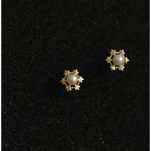 925 Sterling Silver Korean Version Simple Snowflake Earrings Women Inlaid Freshwater Pearl Temperament Sexy Goddess Jewelry