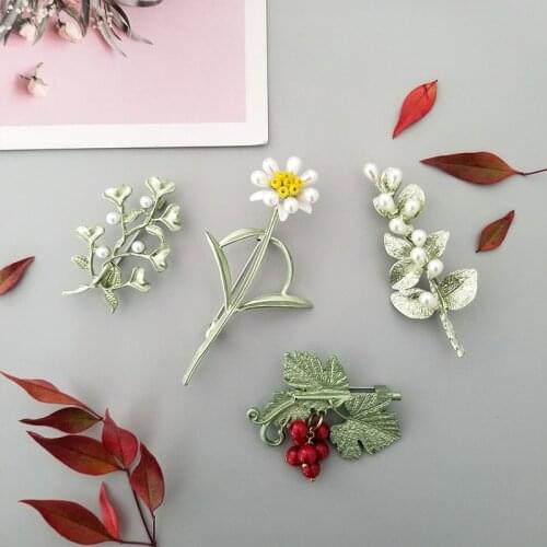 Daisy Pearl Grape Corsage Custom green plants and dried flowers Brooches Bag Clothes Coat Lapel Jewelry Birthday gift for friend