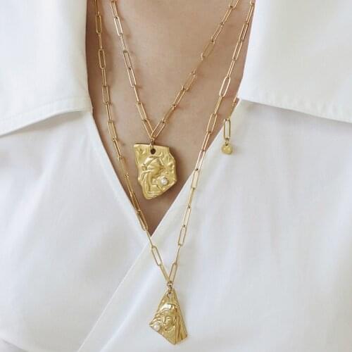 2021 Creative Design Natural Freshwater Pearl Filled Irregular Geometric Artistic Embossing Girl Pendant Necklace for Women