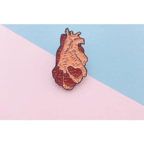 Cartoon creative organ heart enamel brooch red hug hand in heart alloy badge cowboy clothes bag pin cute sweet woman jewelry