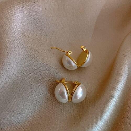 Design Sense Two Petals of Pearl Gold Small Earrings for Woman New Korean Fashion Exquisite Jewelry Party Girls Elegant Earrings