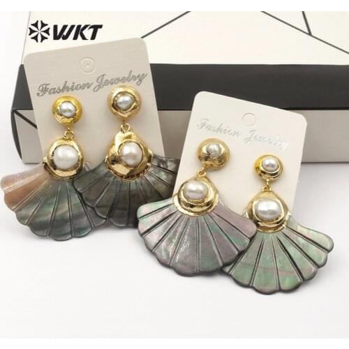 WT-E502 Double Natural Pearl Gold Earrings with Plant Leaf Shape Black Shell Carving Pattern Ladies Earrings Vintage Charm Jewel