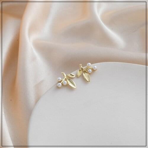 LANIWOO Simple Pearl Metal Leaf Earstud 925Silver Needle 2021 New Korean Artistic Temperament Elegant Chic Commuter Earring