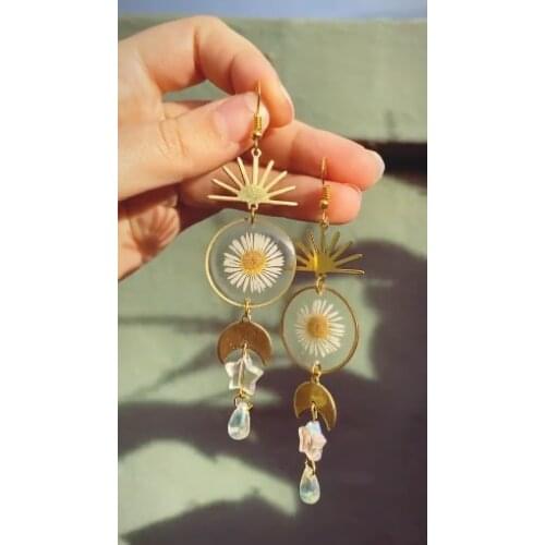 White Daiys Flower Dangle Drops, Boho, Chic, Botanical, Florals, Geometric, Brass, Resin,Pressed Flower