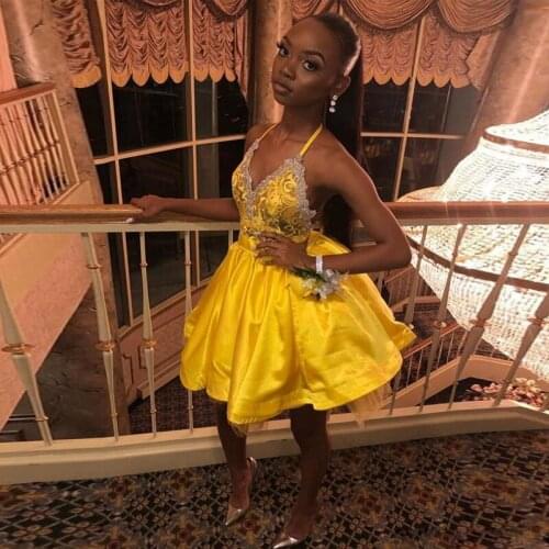 Charming Yellow Halter Mini Homecoming Dresses Lace Appliques Backless Short Prom Dress Satin Pleat Skirt Cocktail Gowns