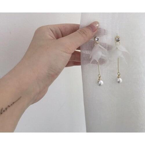 2018 new Sweet Temperament Long white Flower tassel Earrings Fresh and Simple Pearl Pendant Stud Earrings