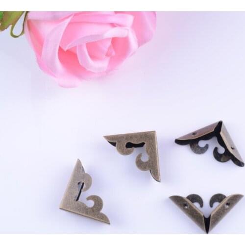 Free Shipping-50pcs Antique Bronze Pattern Carved Metal Book Corner Albums Menus Folders Corner Protectors 28x28x38mm J1733