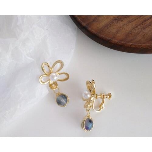 Japanese Style Cute small Flower Earrings Clip Gold Color Hollow Out Flower Clip On Earrings Baroque For Women Lady