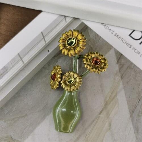 Qingdao ornaments in the world of brilliance ornaments European, American, Japanese and Korean antique vases