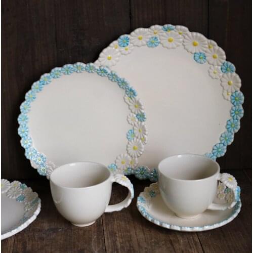 Design Style Retro Grey White Small Daisy Relief Plate/Coffee Cup