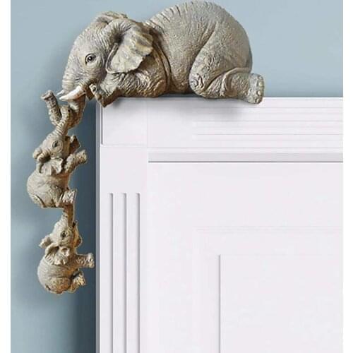 3Pcs Olifant Sitter Handgeschilderde Hars Beeldjes Moeder En Twee Baby 'S Opknoping Uit De Rand Van Plank Tafel home Decoratie