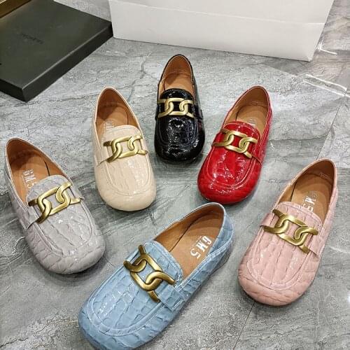 New 2021 Soft Sole Comfortable Casual Shoes Patent Leather Metal Chain Scoop Shoes Shallow Mouth Large Size Womens Shoes 41 42