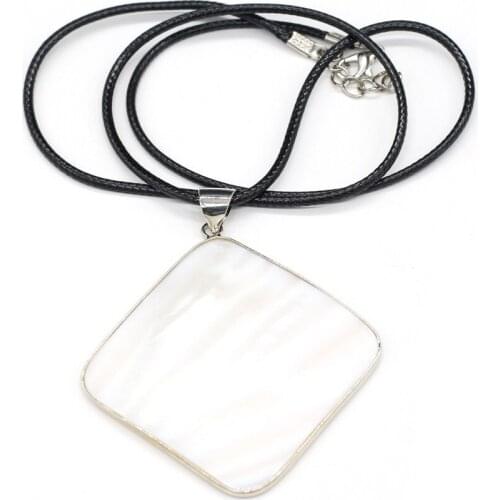 Natural White Shell Pendent Necklace Fashion Leather Rope Charming Shell Pendant Necklace for Women Women Jewelry Gift